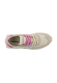 Beige sneaker met gemengde roze en beige veters, lichtblauwe zijdetail, roze hieltab en een "victoria" label op de tong aan de binnenkant.