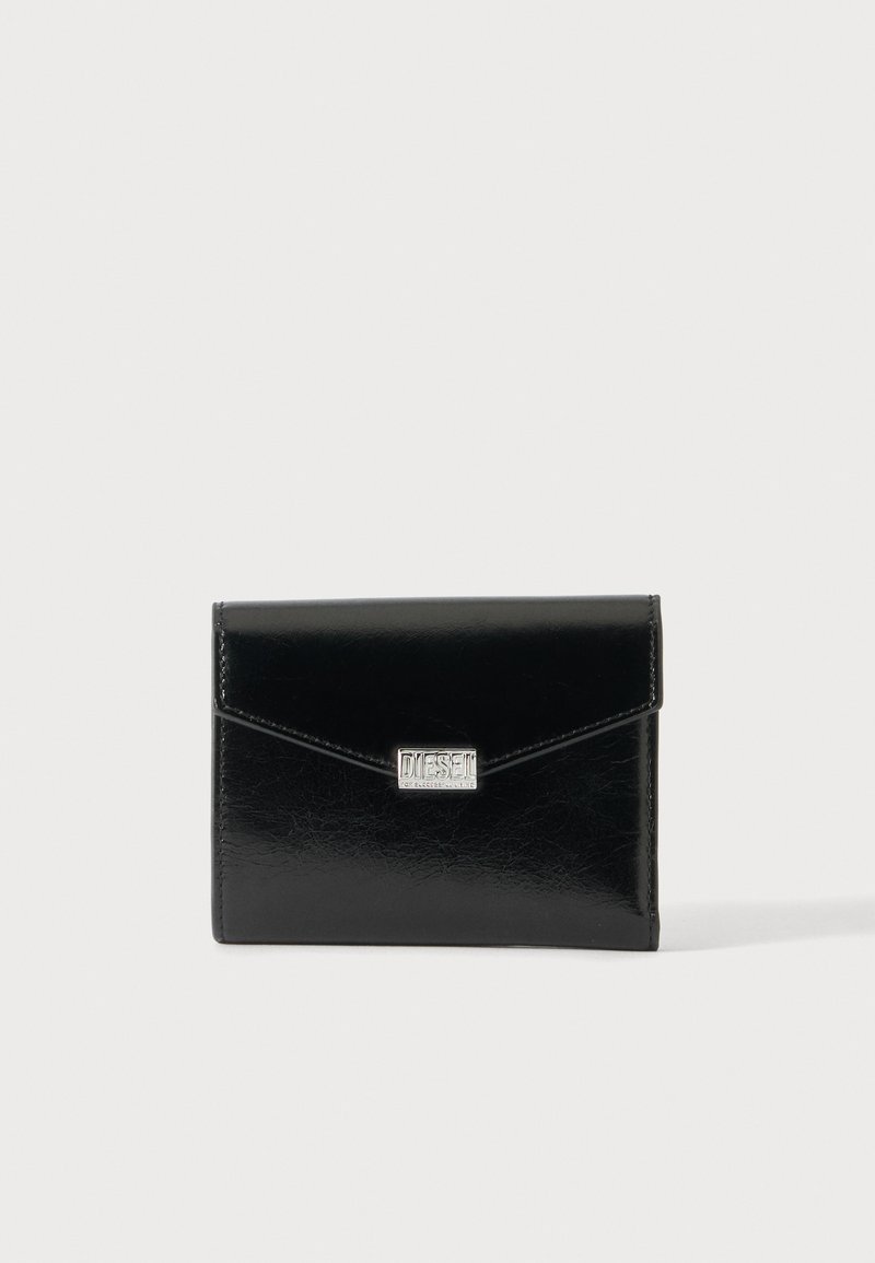 Portefeuille en cuir noir avec une plaque logo Diesel argentée sur le rabat avant sur un fond clair uni.