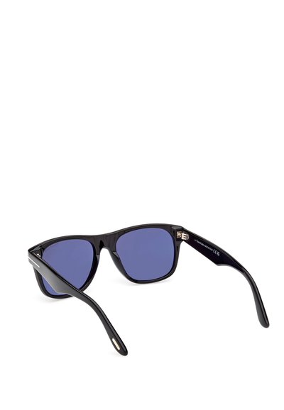 Occhiali da sole neri in plastica con lenti blu; design angolare; templi sottili e dritti; accenti metallici vicino alle cerniere; texture leggermente riflettente.