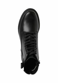 Boots de gleznă din piele neagră cu șiret, finisaj neted, fermoar lateral și branț moale. Vârf rotund și detalii de cusătură minime.