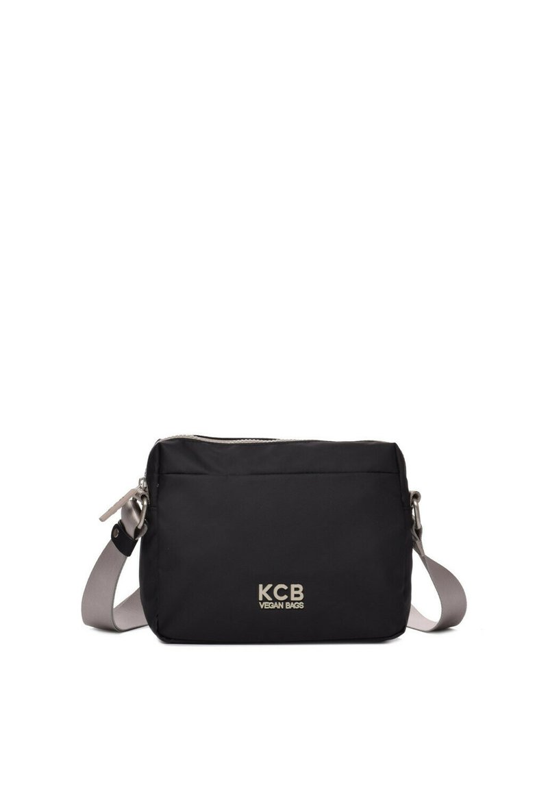 Bolsa vegana negra con una forma rectangular y elegante, que cuenta con un zipper plateado y una correa gris ajustable. Logo de KCB impreso en la parte frontal.