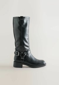 Musthave musta nahkne, ringiga varvaste ja plokkninaaga. Sile tekstuur ja ülemine aas mugavaks kandmiseks.