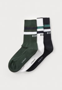 Drei Paar Crew-Socken in Grün, Weiß und Schwarz, jeweils mit zwei horizontalen Streifen nahe dem oberen Rand und Text auf dem Fuß und dem Bündchen.