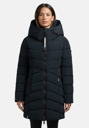 Manteau en duvet navy avec un col haut, design en matelassage en zigzag, fermeture éclair sur le devant et capuche ajustable avec cordon. Comprend des poches latérales.
