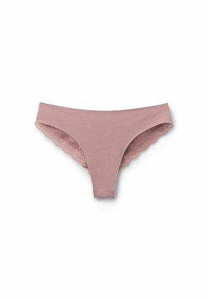 Růžový thong s krajkovým lemem vyrobený z měkké tkaniny; má vlnitý okraj podél pasu a nohaviček pro jemný design.