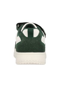 Zapatillas verdes y blancas con un talón verde texturizado, acentos blancos suaves, collar acolchado y una pestaña para ponerlas fácilmente. Suela de goma con tracción.