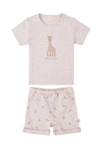 Maglietta grigia chiara per bambino a maniche corte con grafica di giraffa e pantaloni corti abbinati con piccole stampe di giraffa, entrambi realizzati in tessuto morbido.