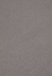 Tessuto grigio con una texture liscia che presenta un logo ricamato sottile in una tonalità più chiara. Il materiale appare leggero e morbido.