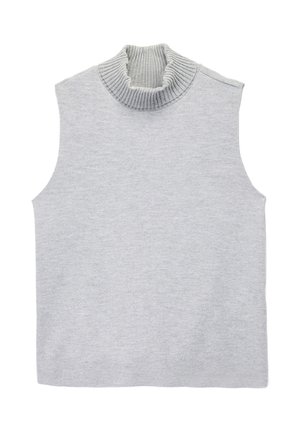 Ärmelloser hellgrauer Strickpullover mit weitem geripptem Rollkragen, flach auf weißem Hintergrund liegend.