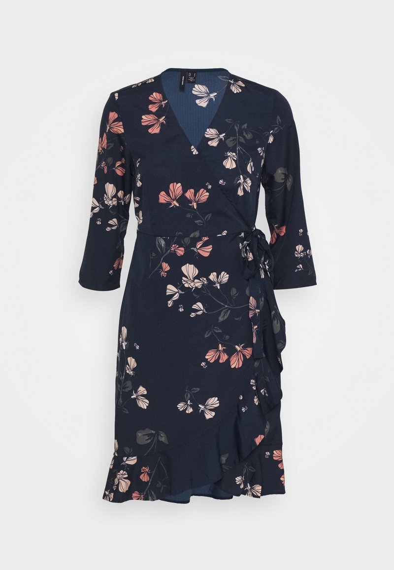 Robe portefeuille bleu marine avec imprimé floral rose et blanc, manches trois-quarts, ourlet à volants et ceinture nouée sur le côté.