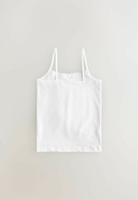 Weißes Camisole-Top aus Baumwolle, mit dünnen Trägern und einem gewellten Spitzenrand entlang des Ausschnitts. Glatte Textur, einfaches Design.