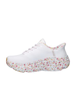 Weißer Mesh-Sneaker mit pinken Schnürsenkeln und einer klobigen Sohle, die mit einem mehrfarbigen Blumenmuster bedeckt ist, Seitenansicht auf weißem Hintergrund.