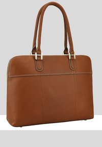 Bruine leren handtas met dubbele handvaten, rechthoekige vorm, accent stiksel en details in goudkleurig metaal. Gladde textuur.