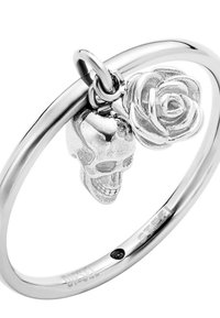 Silverfärgad ring i rostfritt stål med ett dödskalle- och roscharms, med en slät, polerad yta och intrikata detaljer på charmorna.