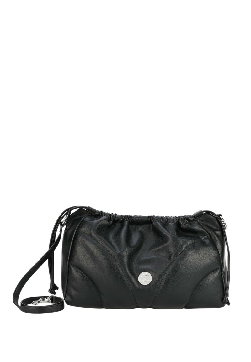 Borsa a mano in pelle nera con parte superiore arricciata, design curvo, dettaglio del logo in argento e tracolla regolabile. Superfici lisce e textured.