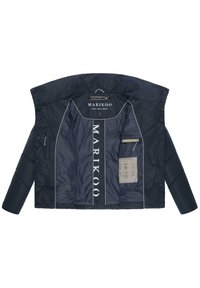 Marinblå puffjacka, quiltad textur, mjukt tyg, stor krage, inre nätficka, djärv "MARIKOO" märkning och vita kontrastsömmar.