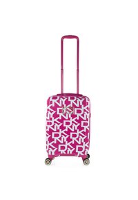 Maleta dura rosa con patrón de logo blanco, mango retráctil, cuatro ruedas y un acento dorado en la parte frontal. Diseño rectangular.