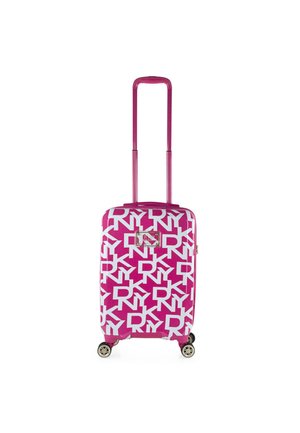 Maleta dura rosa con patrón de logo blanco, mango retráctil, cuatro ruedas y un acento dorado en la parte frontal. Diseño rectangular.