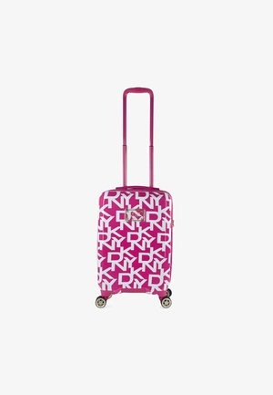 Maleta dura rosa con patrón de logo blanco, mango retráctil, cuatro ruedas y un acento dorado en la parte frontal. Diseño rectangular.