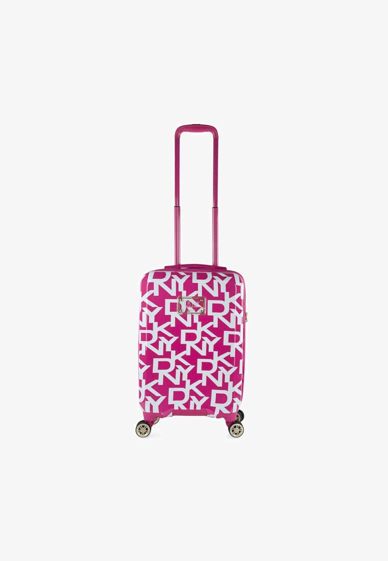 Maleta dura rosa con patrón de logo blanco, mango retráctil, cuatro ruedas y un acento dorado en la parte frontal. Diseño rectangular.