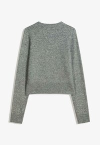 Gråkort tröja gjord av mjukt stickat tyg. Har en rundad halsringning och långa ärmar med ribbade detaljer vid fållen och manschetterna. Inga synliga mönster.