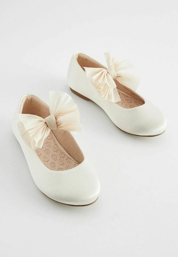 REGULAR FIT – Riemchenballerina – ivory cream bow stain resistant satin