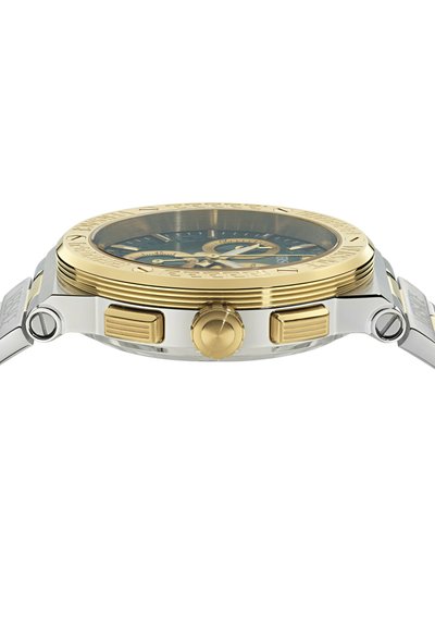 Ceas din oțel inoxidabil cu un bezel de ton auriu, cadran albastru și trei sub-cadrane. Dispune de două butoane și o coronă pentru ajustare.