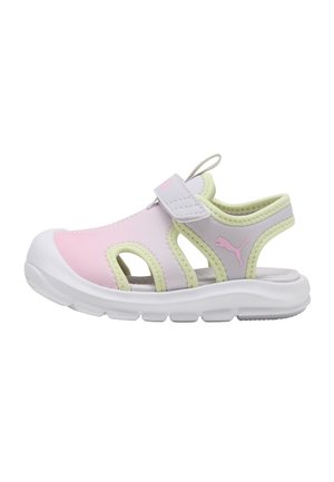 Sportowa sandał dziecięcy w kolorze różowym i jasnozielonym, z wycięciami, regulowanym paskiem, amortyzowaną podeszwą i logo Puma po boku.