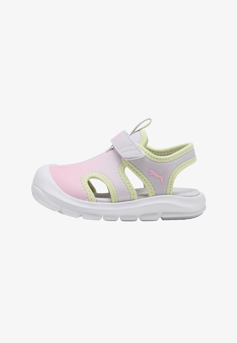 Sandale sportive pour enfants en rose et vert clair, avec découpes, bride ajustable, semelle rembourrée et logo Puma sur le côté.