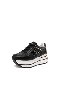 Sneaker platform in pelle nera con pannelli laterali lucidi e decorati, stringhe nere, suola spessa bianca e accento metallico dorato sul tallone.