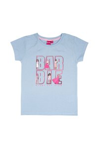 T-shirt a maniche corte blu chiaro con una grafica "Barbie" in rosa e nero, arricchita da illustrazioni colorate di bambole e dal testo "READY SET GLOW."
