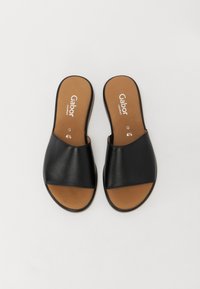 Black slide sandals made of smooth leather with a wide upper strap. Brown insole features white "Gabor" branding. Open-toe design.