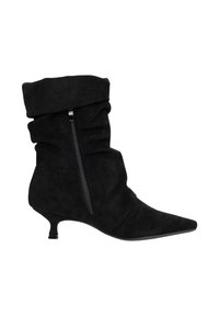 Bottines noires en daim avec un design souple, bout pointu et talon fin et bas ; fermeture éclair sur le côté.