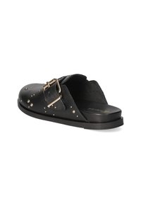 Zwarte leren slide-sandaal met metalen studs en een zijgesp. Platte zool met een lichte verhoging bij de hak. Zacht binnenfutter.