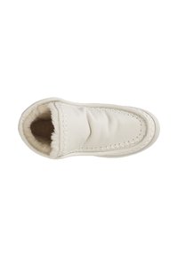 Zapatilla de cuero blanca con un forro de crema suave, parte superior texturizada, detalles cosidos a lo largo de los bordes y un diseño de punta redondeada.