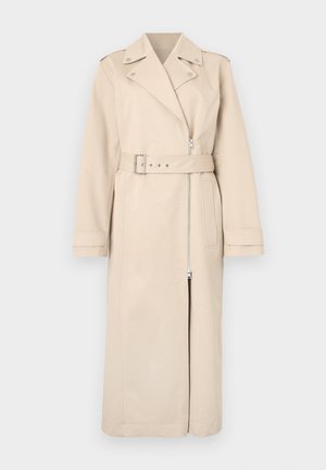 Beige trenchcoat dengan desain ganda, penutupan ritsleting, pinggang berpita, dan saku samping. Memiliki bahu yang terstruktur dan lengan panjang.