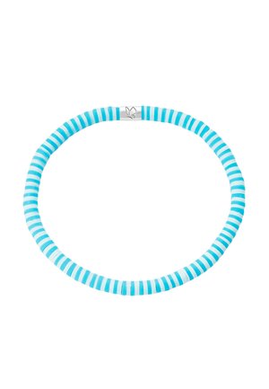 Collier avec perles plates rondes alternées bleu clair et blanc, et fermoir en argent avec un motif papillon.