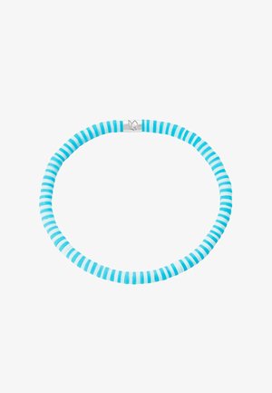 Ketting met afwisselend lichtblauwe en witte ronde platte kralen en een zilveren sluiting met een vlindervoorkomend ontwerp.