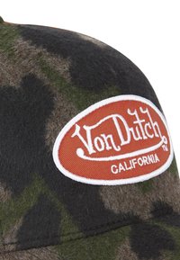 Casquette de baseball camouflage en tissu feutre, dotée d'un patch ovale orange et blanc avec le texte "Von Dutch California".