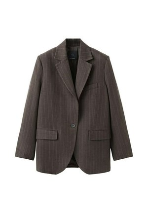 Temno rjav en gumb blazer z nežnimi svetlimi črtami, z zarezanim ovratnikom, žepi s poklopcem in prsno žepno odprtino, prikazan na belem ozadju.