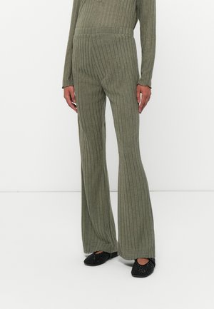 FELIZIA FLARED PANTS - Pantaloni - grape leaf