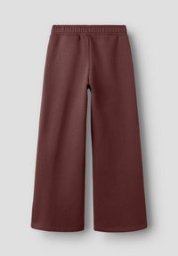 Pantalons larges bordeaux fabriqués en tissu doux, dotés d'une taille élastique et d'une texture lisse, sans motifs ou garnitures visibles.