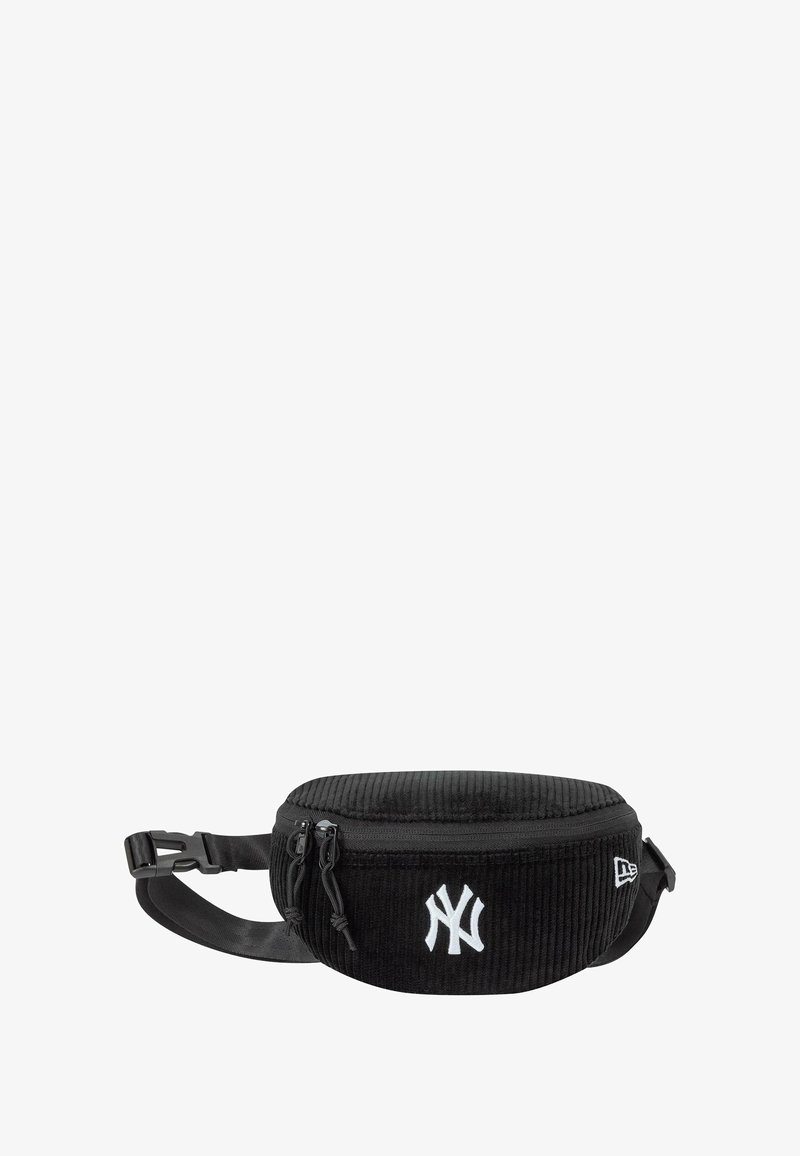 Marsupio nero in velluto a coste con logo bianco, scomparti con zip, tracolla regolabile e superficie del tessuto strutturata. Design compatto e rotondo.