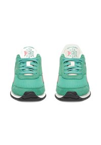 Sneakers verdi in rete e camoscio, con suole nere, dettagli bianchi e particolari rosa. Design classico con lacci.