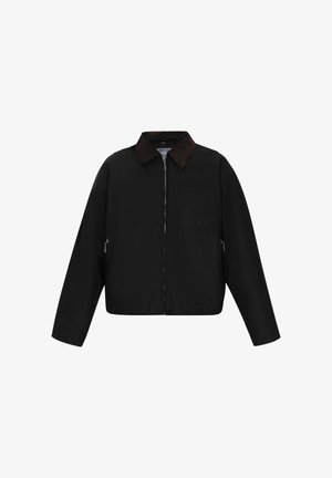 Fekete, rövidített dzseki cipzáros záródással, barna velúrból készült gallérral, elülső zsebbel és ezüstszínű cipzárakkal az oldalán.