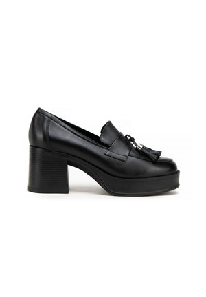 Zwarte leren platform loafers met een ronde neus, een decoratieve kwast en een chunky, ribbelige hoge hak. Gladde textuur overal.
