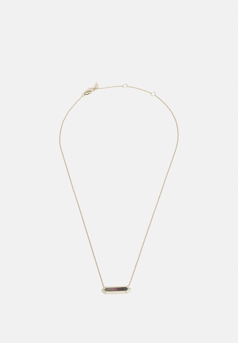 Collier délicat en chaîne dorée avec un pendentif rectangulaire noir et doré horizontal au centre et un fermoir mousqueton.
