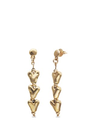 Boucles d'oreilles pendantes en ton or avec trois breloques en forme de cœur reliées, suspendues à des clous ronds avec fermoirs à poussette.