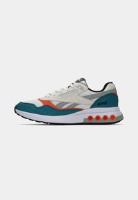 Sneakers Reeboka w białej siateczce z niebieskozielonymi i pomarańczowymi akcentami, szarymi paskami oraz białą podeszwą z pomarańczowymi okrągłymi otworami amortyzacyjnymi.