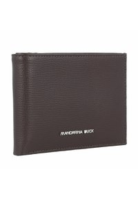 Cartera de cuero marrón con textura de guijarro, forma rectangular y detalle del logo en plata en la parte frontal. Diseño simple y compacto para almacenamiento.